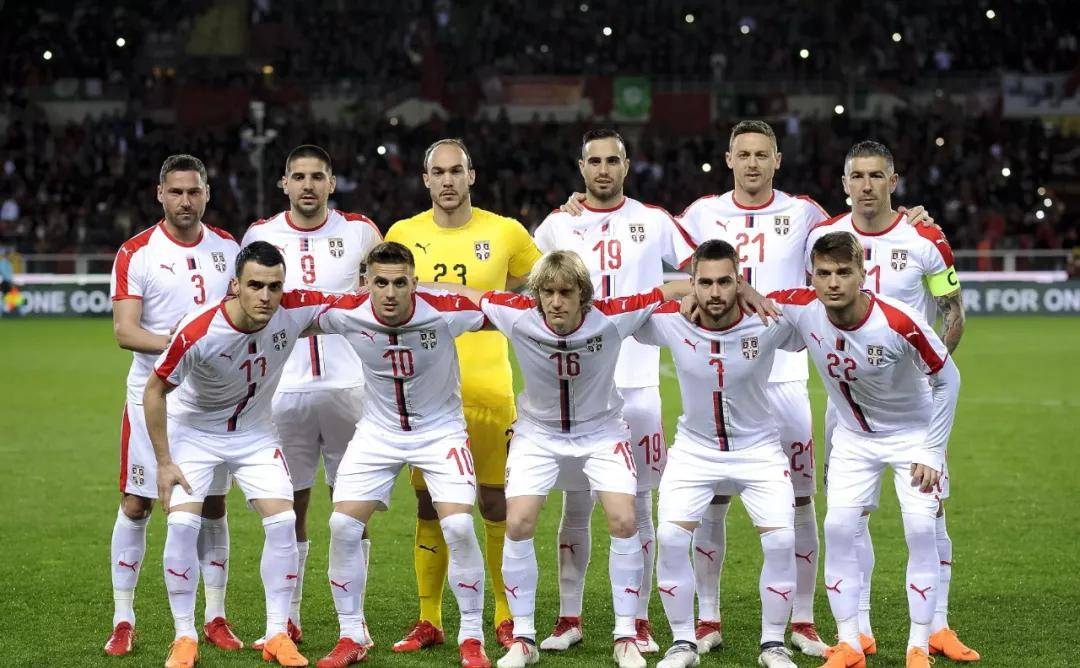 包含斯洛文尼亚击溃对手，强势逼近的词条