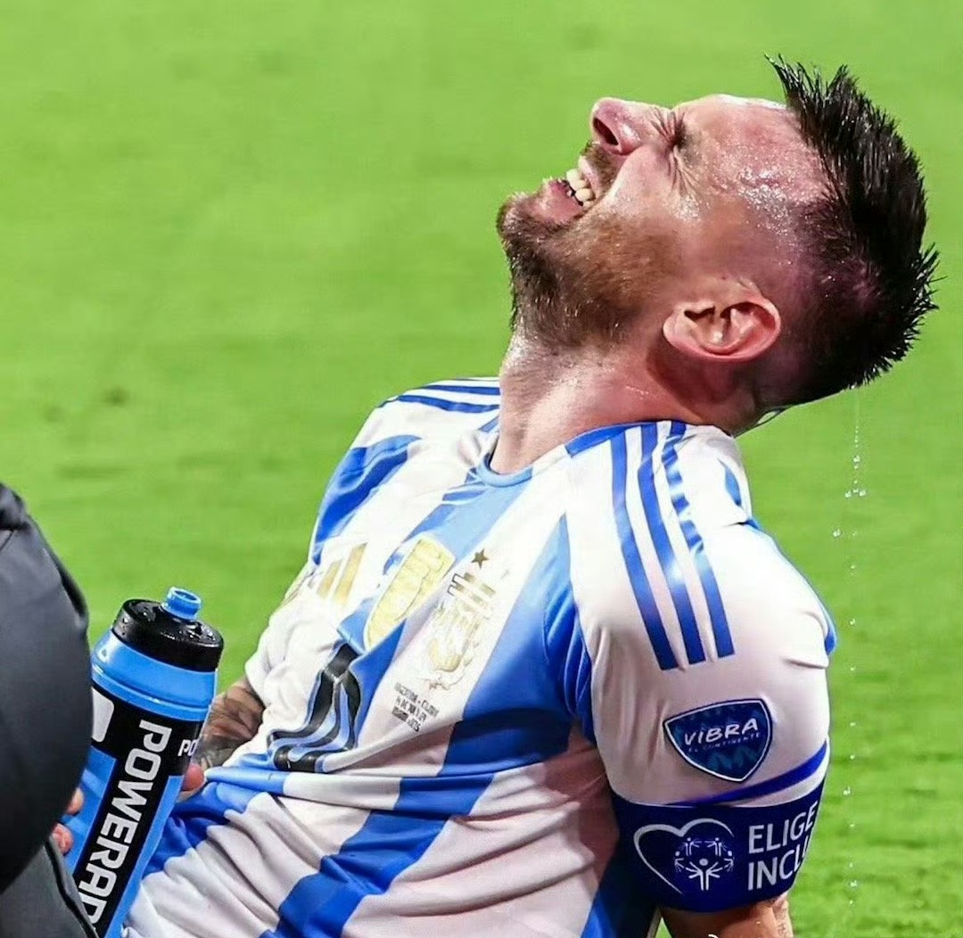 包含利物浦场边指挥情绪激动，梅西队员怒摔水瓶的词条