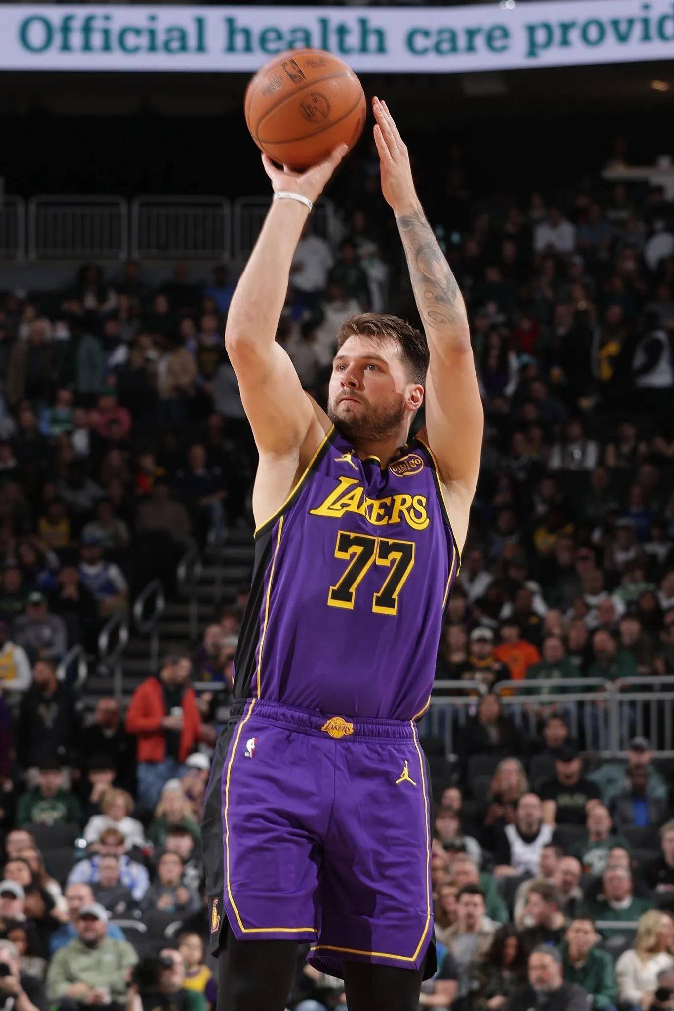 东契奇在雄鹿比赛中爆冷，出色防守引发热议！的简单介绍