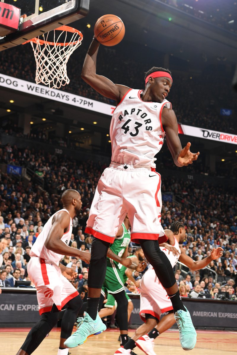  西亚卡姆迎来十二赛季高光表现，巴塞罗那球迷沸腾！